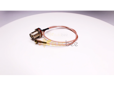 UHF-zu-MCX-Adapter-Video: Gerades Kabel mit UHF-Buchse und rechtwinkligem MCX-Stecker mit RG316